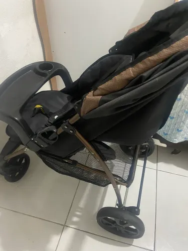 Carrinho de bebê e bebê conforto