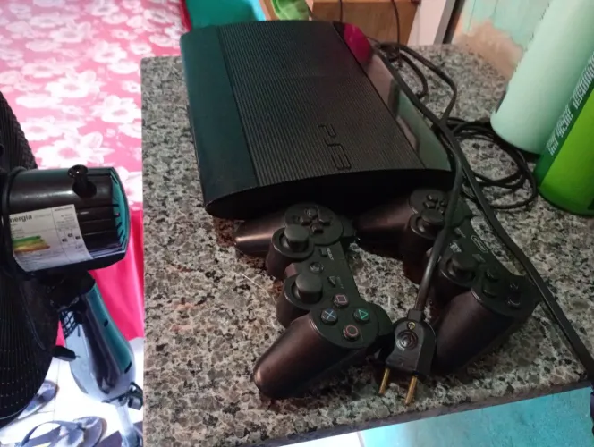 Ps3 super slim ele tá muito bom vem 13 jogos 2 controle cabos