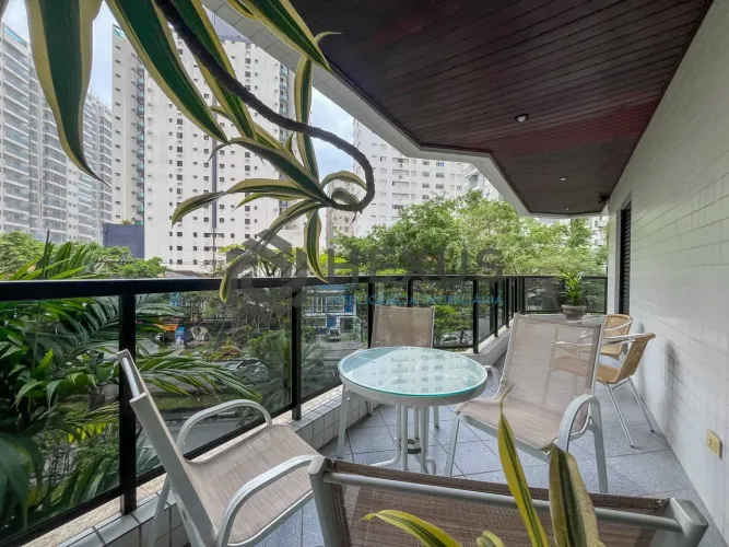 Apartamento com varanda gourmet e lazer a duas quadras da Praia das Pitangueiras, Guaruja