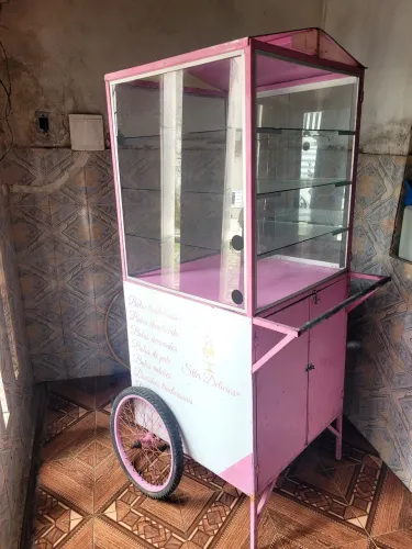 Carinho de doces e salgados