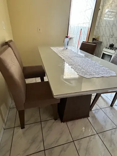 Mesa com 4 cadeira 