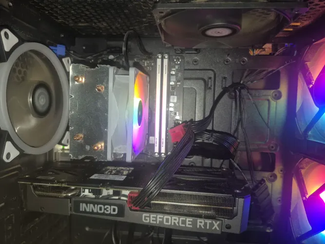 Pc gamer Rtx 3060 com 32G de memória RAM, processador Ryzen 5 5600 X