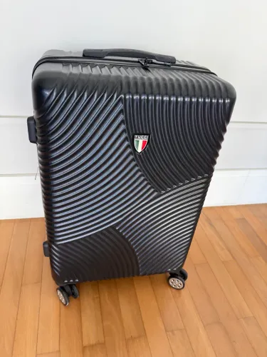 Mala 23 kg muito nova (usada duas vezes só) com cadeado embutido e rodinhas 360