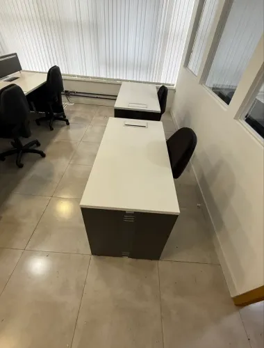 Mesa para Escritório 140x60 cm | Com Tomadas Embutidas e Passa-Fios | R$ 320