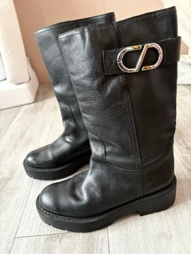 Bota Schutz cano médio 37