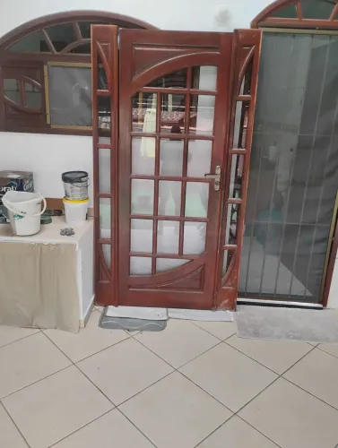 Vendo porta completa em madeira de primeira