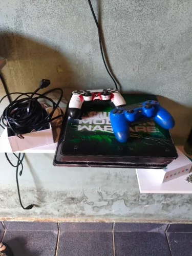 Vende-se Playstation4, pouco usado