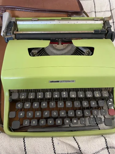 Máquina de escrever Olivetti Lettera 32