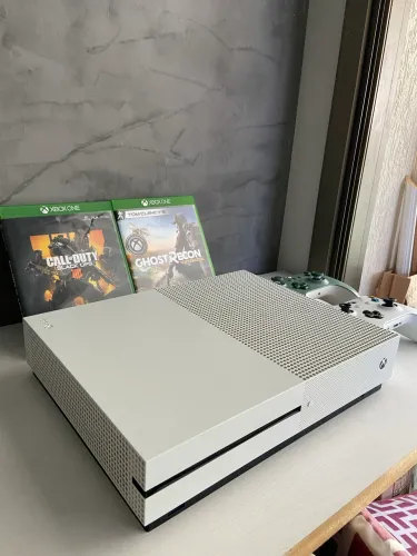Xbox one S + 2 controles + 2 jogos