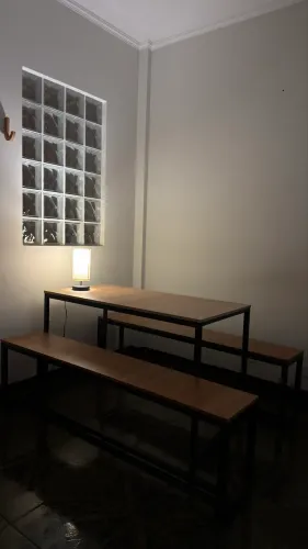 Mesa com bancos