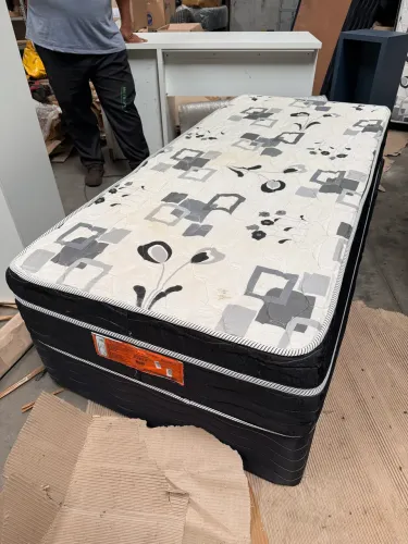 Cama box de solteiro.