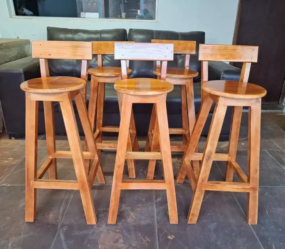 Banquetas de madeira com encosto (novas)