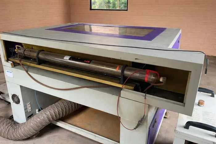 Máquina de corte e laser - CO2