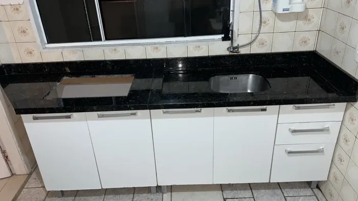 Cozinha de mármore e armários completo