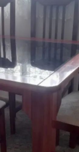 Mesa de mogno com seis cadeiras  sendo que duas estão quebradas pra conserto 