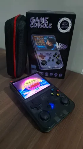 [NOVO] Console portátil R36S 64GB Sandisk + Estojo, roda até PSP (+15.000 jogos) Até 3x