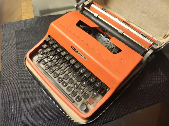 Olivetti Lettera 32 Máquina De Escrever Vintage (laranja)