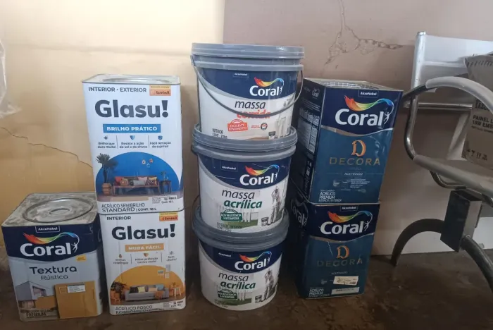 Vendo tintas e outros materiais como luminárias,