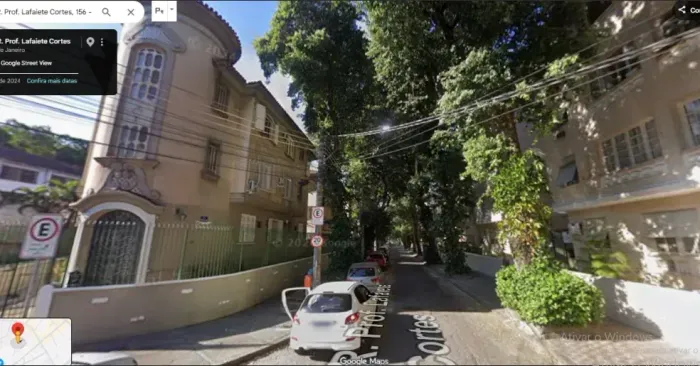 Tijuca, térreo, parcialmente reformado, em prédio clássico, dois quartos em rua calma junt