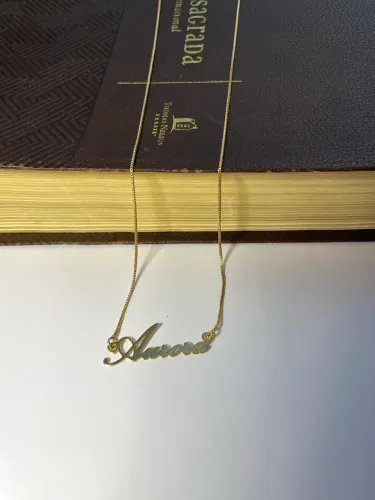 Colar com nome Aurora banhado a ouro 18k