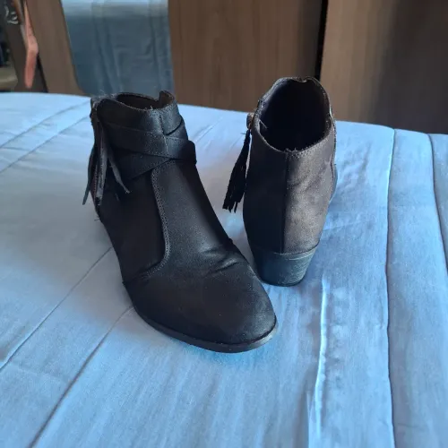 Bota.cano curto de camurça preta