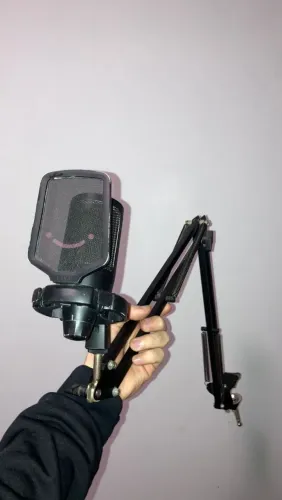 ? Microfone Fifine RGB com braço articulado + filtro pop 