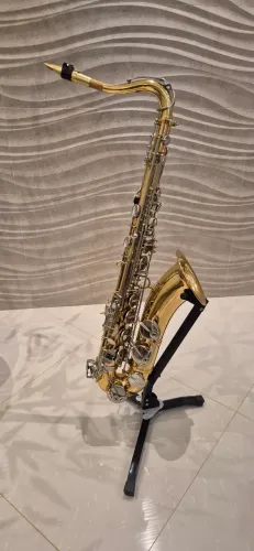 SAX TENOR DOLPHIN (8113) SIB Dourado com chaves niqueladas.