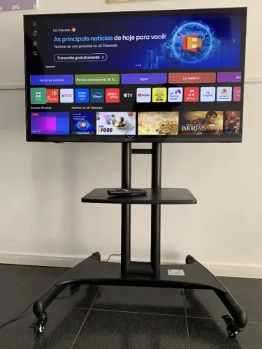Smart TV LG 43" 4K WebOS + Suporte Móvel (Ideal para Apartamentos e Empresas)
