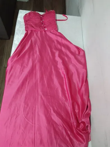 Vende-se lote de mais ou menos 500 vestidos de festa  por apenas 15.000,00