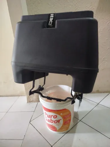 Baú 80 litros semi novo e suporte para biz 