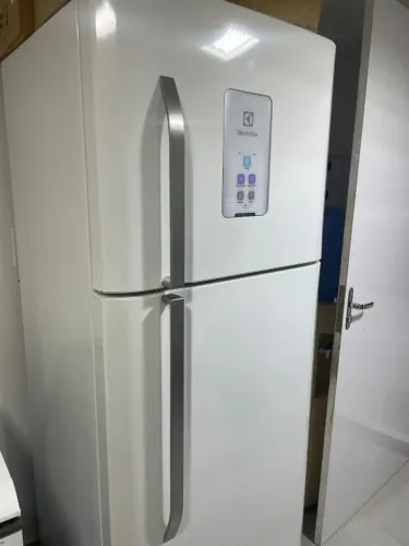 Geladeira Electrolux Frost Free 464 litros de capacidade, ideal para famílias ou comércio