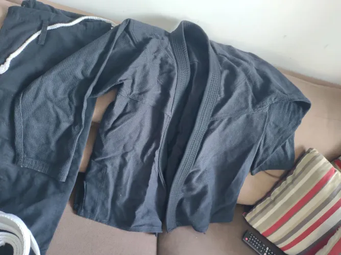 Kimono A1 preta com faixa brinde