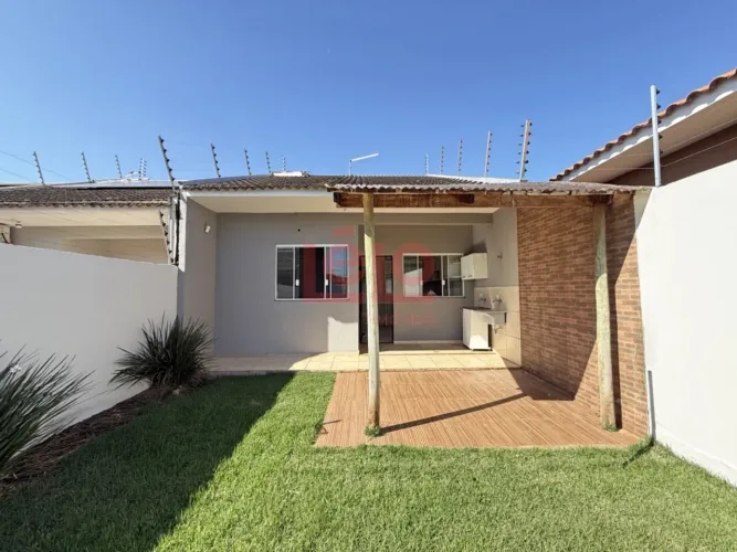Casa para alugar no Parque Avenida em Maringá com 3 quartos, quintal amplo e garagem para