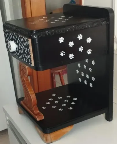 Mesinha de cabeceira ressignificada