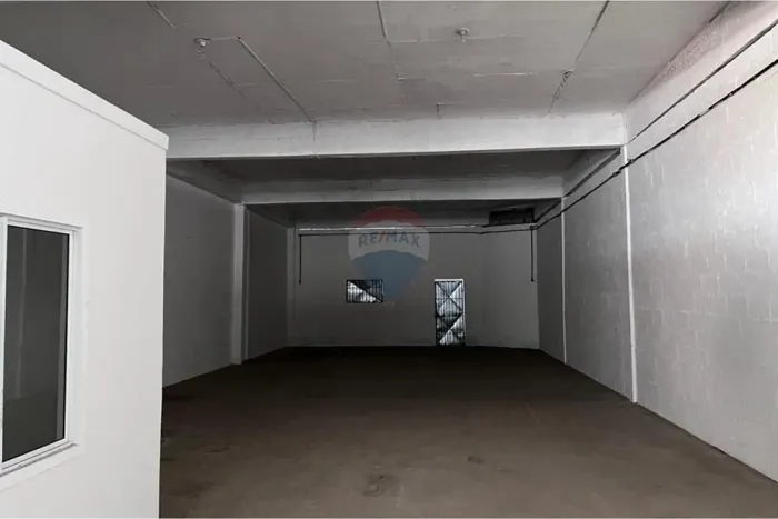Alugo galpão com escritório e 200 m².