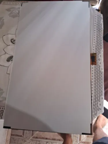 Vende-se uma tela display de uma tv 32 polegadas da Philco smart TV novinha a tela