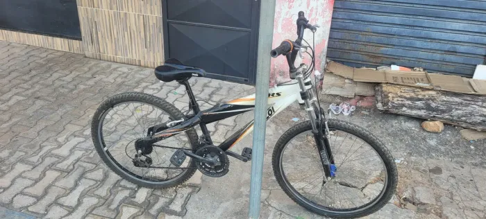 Vendo Bicicleta Caloi TRS aro 26 ótimo estado de conservação.(600 reais menor preço)