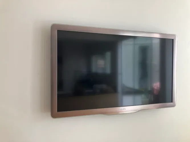 TV LCD PHILIPS AMBILIGHT 42 pol
