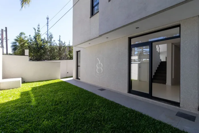 Casa em Condomínio Fechado Cozinha Mobiliada e Jardim em Santa Felicidade em Curitiba!