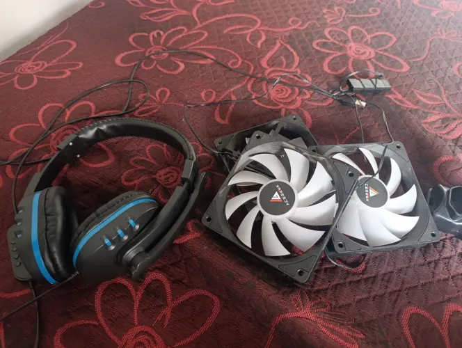 Um fone Headset Gamer e 3 fans RGB estatísticos 