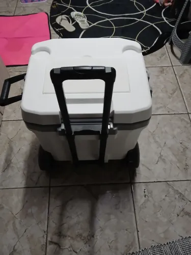 Cooler com rodinhas semi novo
