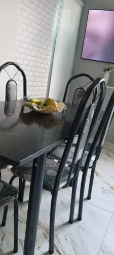 Vendo uma mesa com 6 cadeiras !