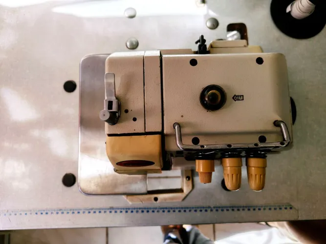 Máquina de costura industrial overlock três fios e a mata