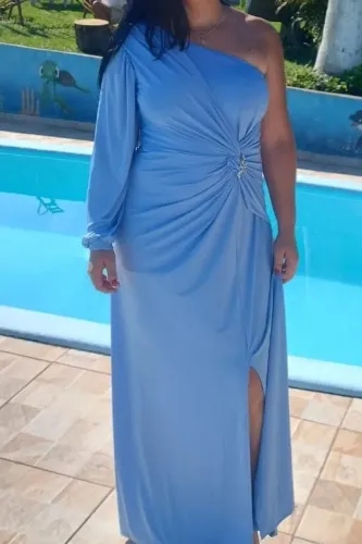 Vestido longo de Madrinha azul serenity com broche borboletas