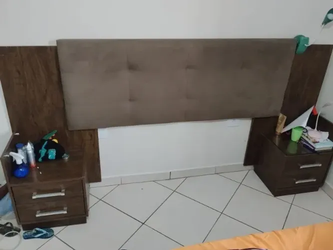 Cabeceira com criado mudo