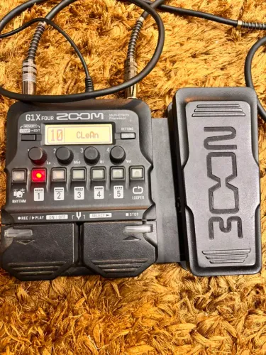 Zoom G1X Four - Pedaleira para Guitarra com Pedal de Expressão