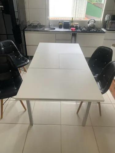 Mesa extensível com 4 cadeiras