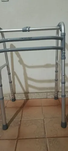 Andador adulto articulado