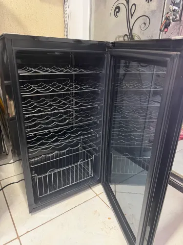 Adega Electrolux/ 30 garrafas