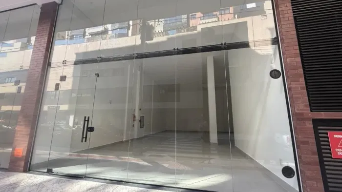 Locação Comercial - Sala comercial de 80m² possiblidade de mezanino - Balneário Camboriú